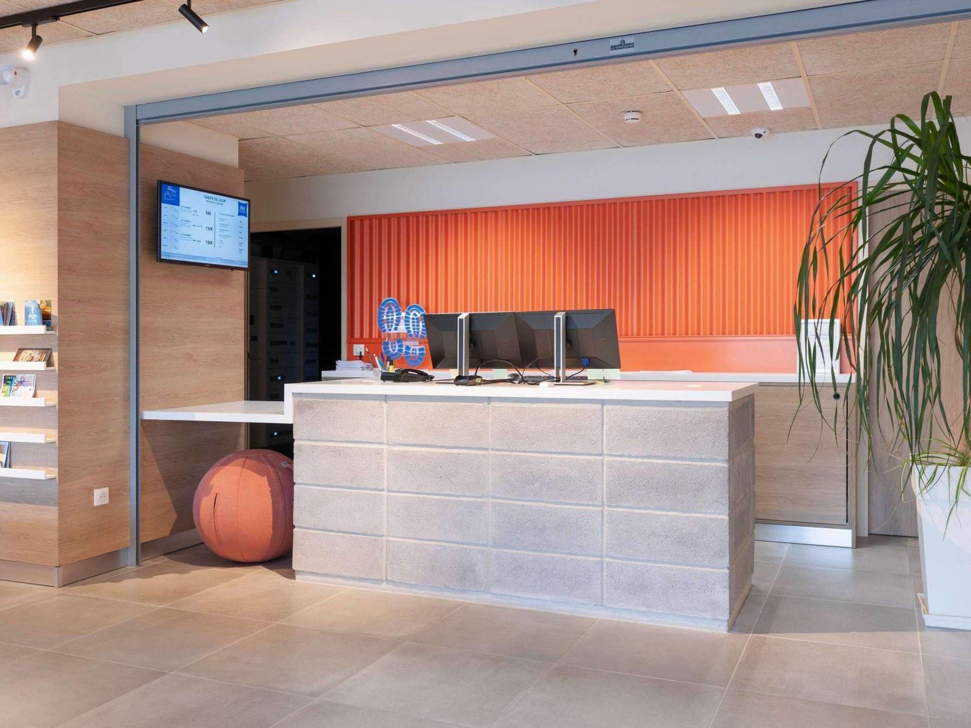 Ibis Budget Mont De Marsan Bagian luar foto